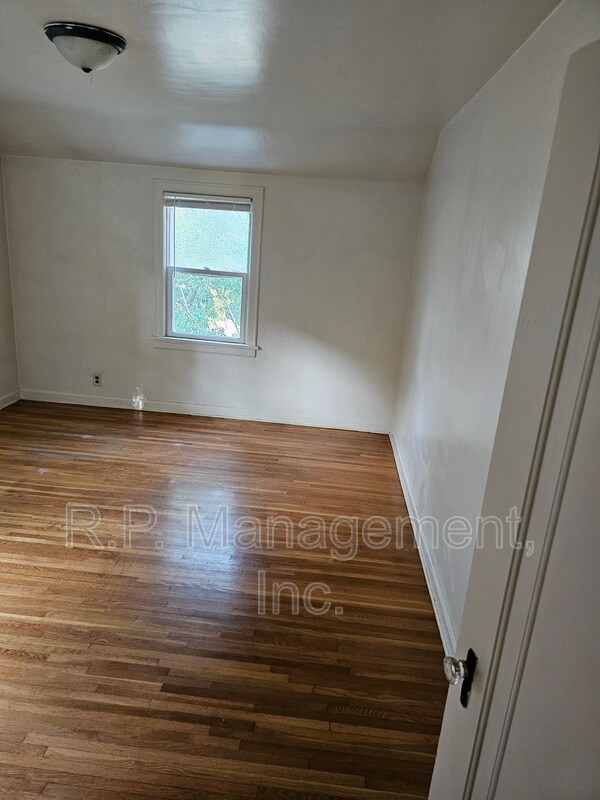 Building Photo - 1090 16th Ave SE