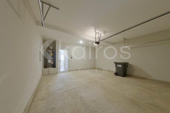 Building Photo - 948 Silent Barge Cv