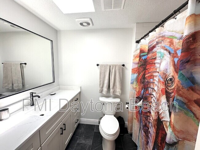 Building Photo - 2563 S Peninsula Dr