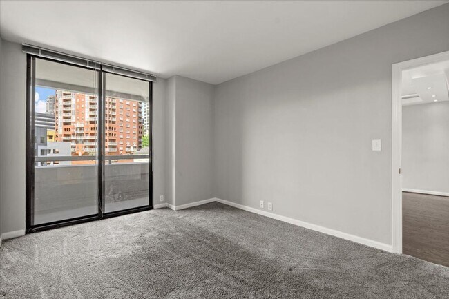 Building Photo - 3481 Lakeside Dr NE
