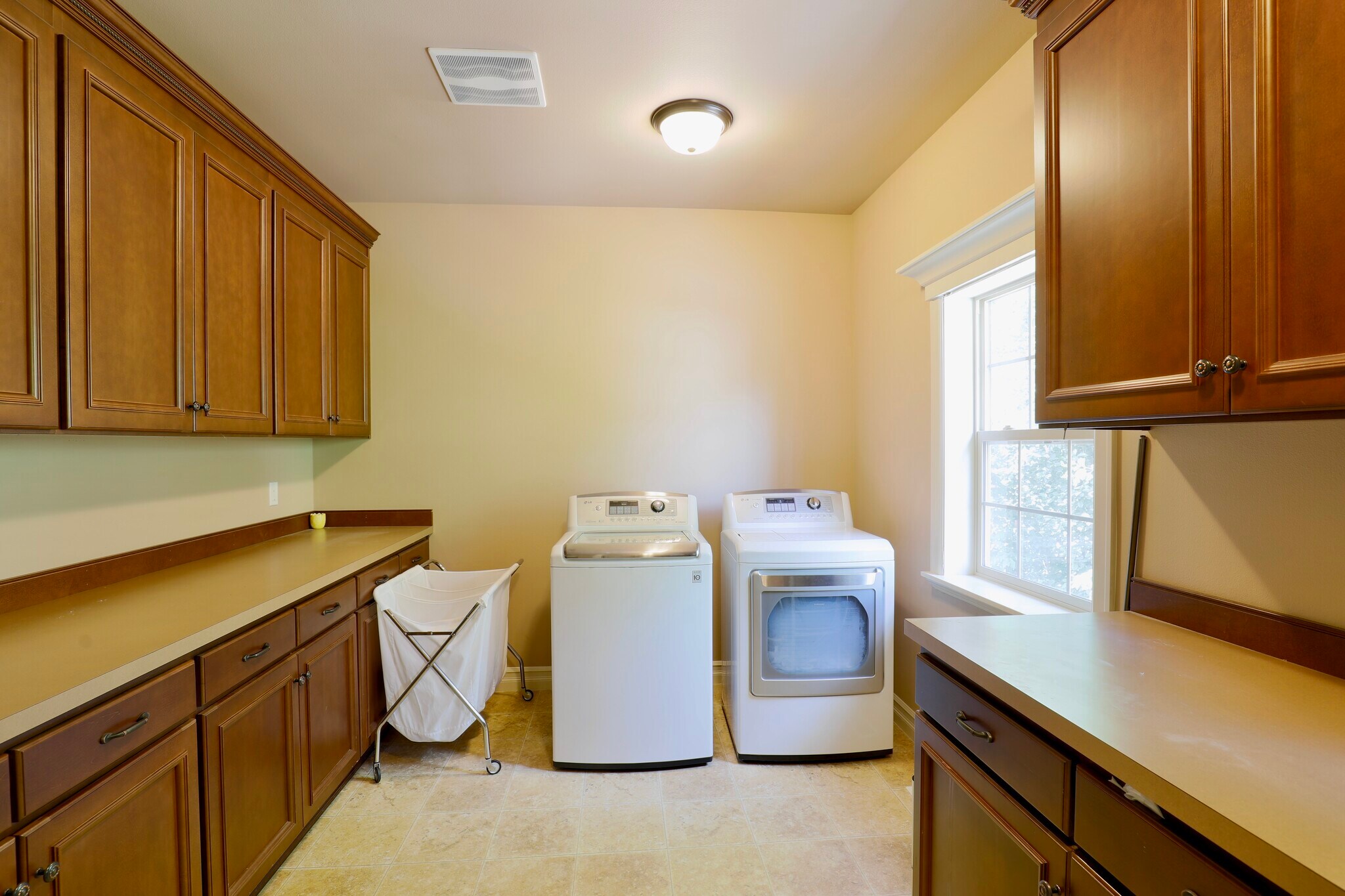 Building Photo - 12323 NE 102nd Ln