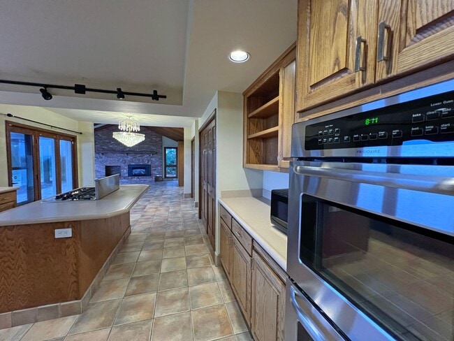 Building Photo - Gated Sound view home Des Moines area, 4 bed plus den 2.5 bath 3900 s/f, Available NOW!!!