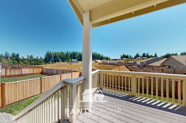 Building Photo - Beautiful Newer Home! Easy I5 access!