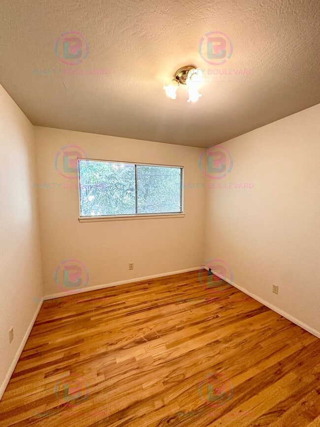 Building Photo - Delightful One-Bedroom + Office Near Idlew...