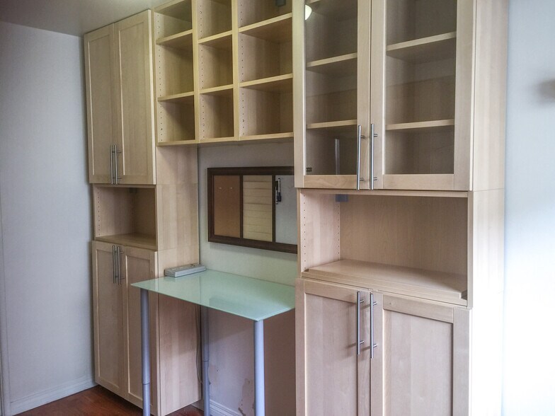 Building Photo - 933 E 1st St