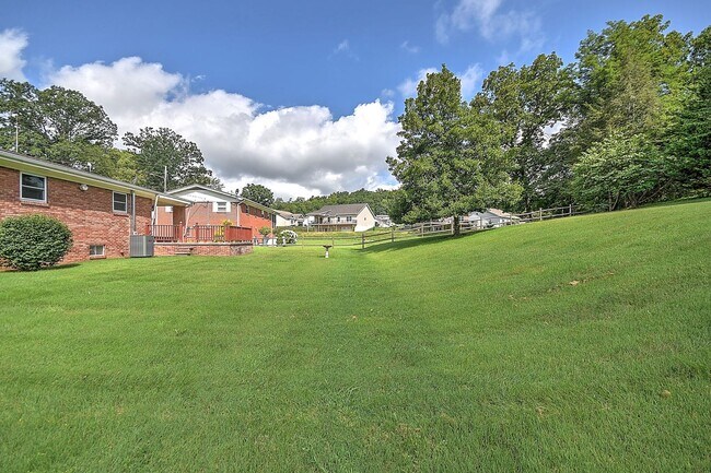 Building Photo - 208 Hogan Ave