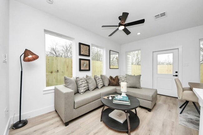 Building Photo - 9028 Scott St