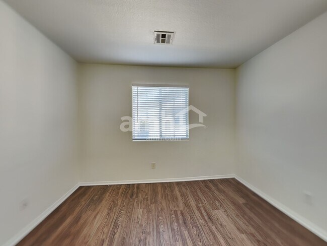 Building Photo - 611 Desert Silk Ct