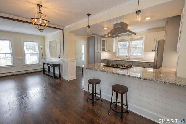 Building Photo - 387 Buckland St