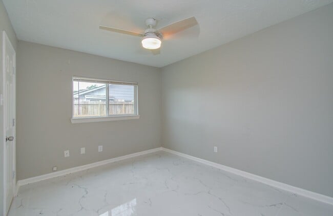 Building Photo - 326 Fair Oak Dr
