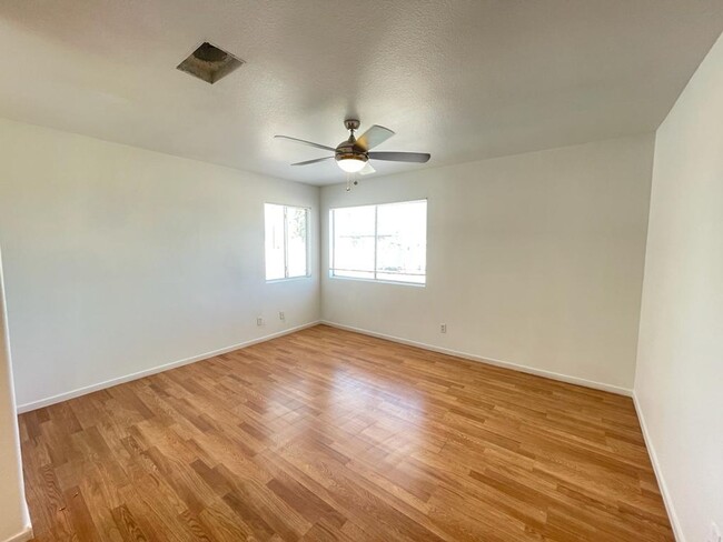 Building Photo - Beautiful 3 bed 2.5 bathroom home