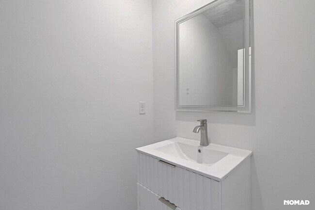 Building Photo - Spacious 5BR House in Fort Pierce, minutes...