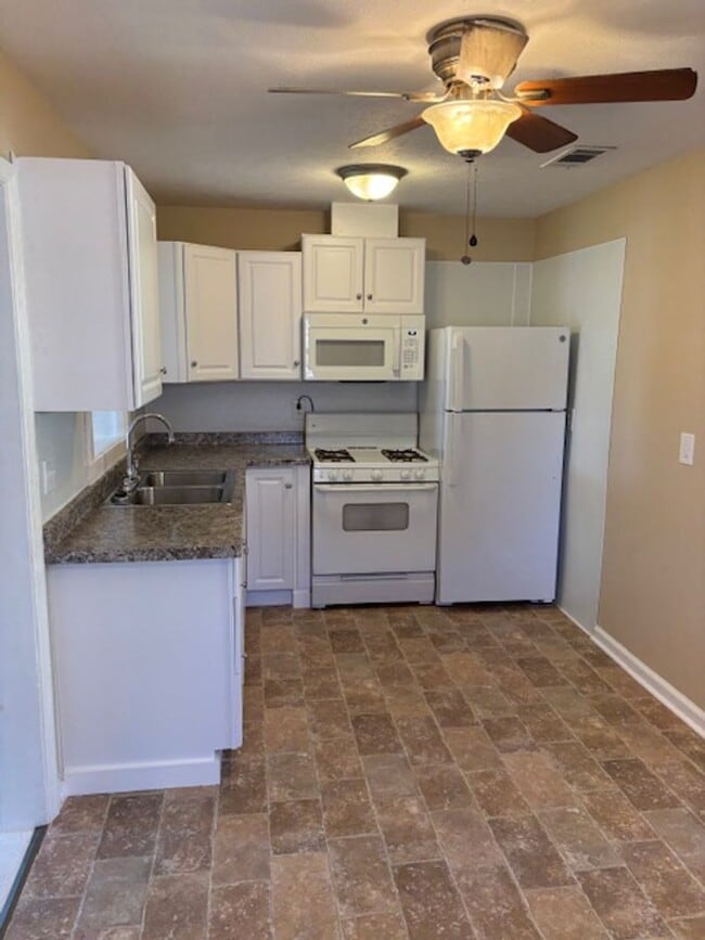 Building Photo - Charming Home You’ll Love Coming Home To.