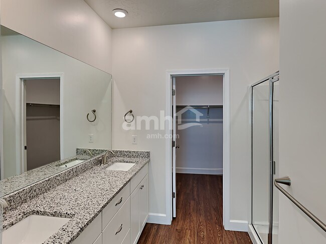 Building Photo - 2986 E N Vlg Dr