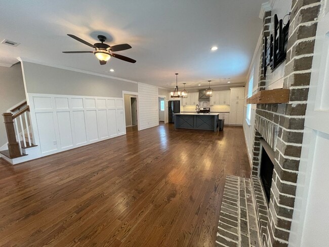 Building Photo - Amazing 5 Bedroom Craftsman-Style Home in Martinez! MOVE IN SPECIAL!