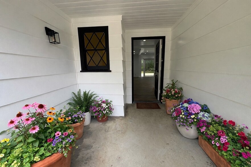 Building Photo - 2212 Linda Flora Dr