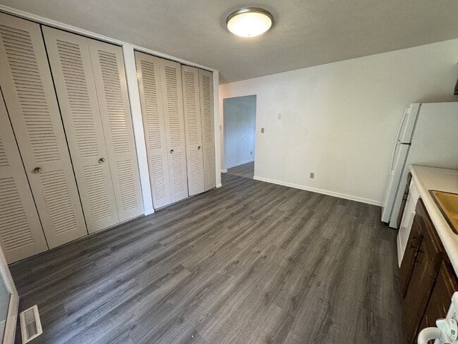 Building Photo - Main-Level 2 Bedroom 1 Bath Apartment Magic You’ll Love Coming Home To!