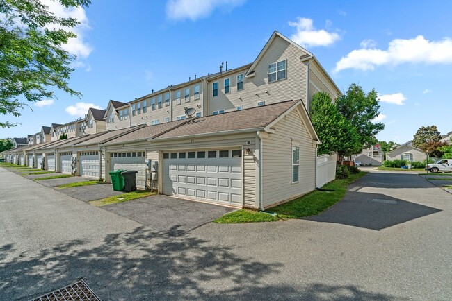 Building Photo - 2 Bed 2.5 Bath - Lakelands Townhome - Deta...