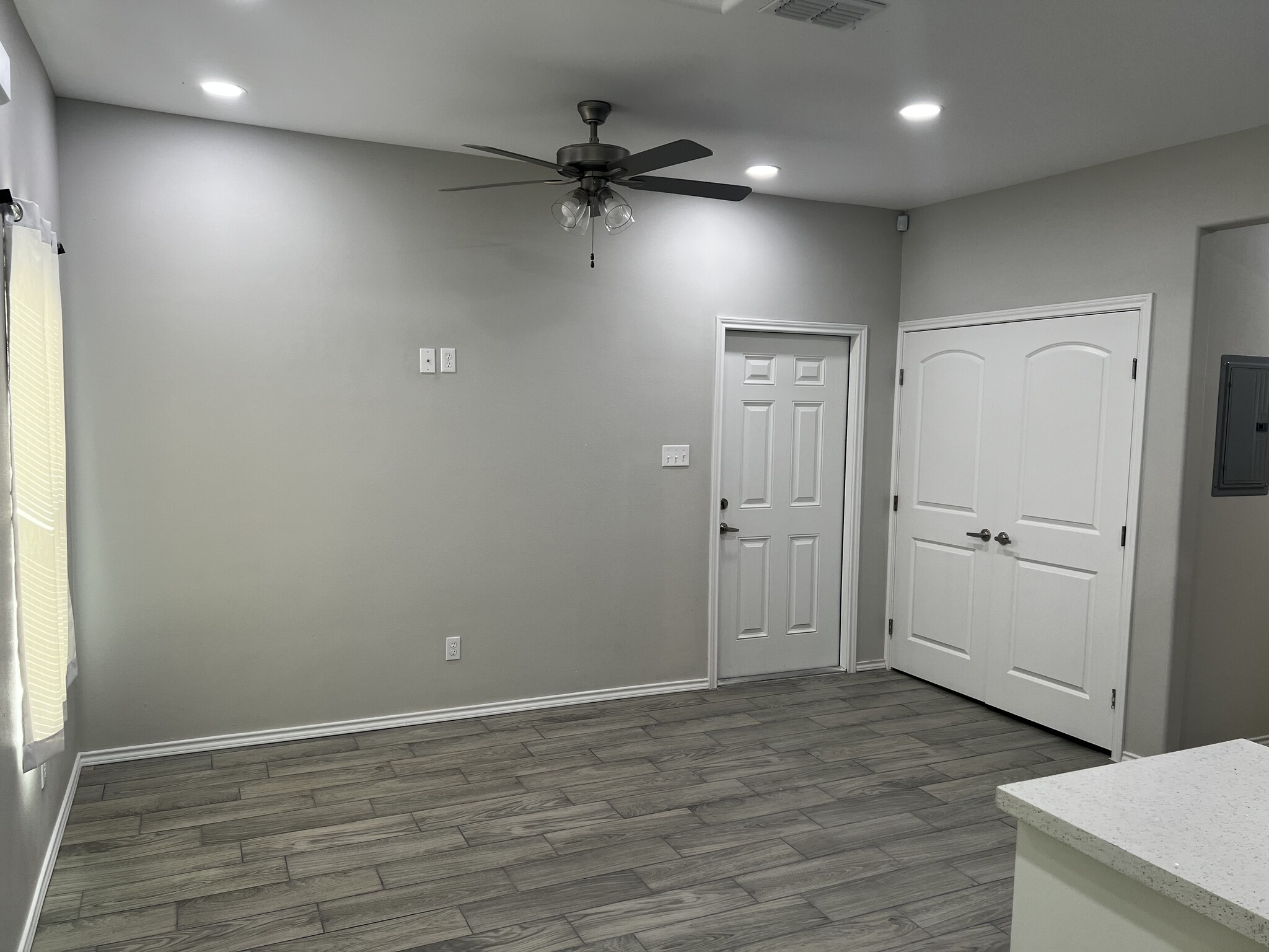Building Photo - 5908 Sandpiper Ave