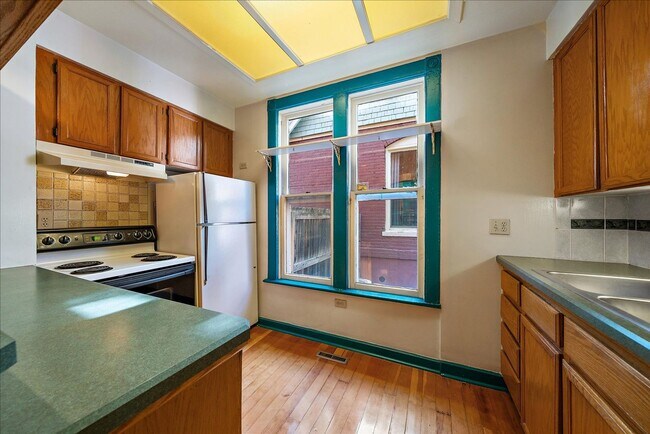 Building Photo - Beautiful 3 Bedroom Victorian Home, With B...