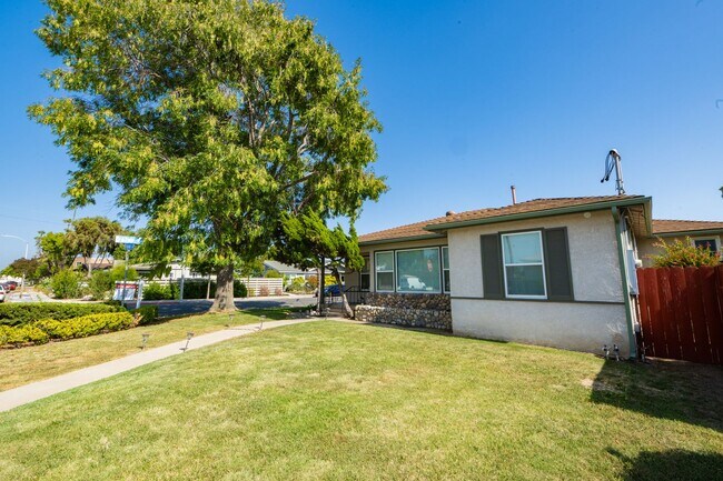 Building Photo - 3BR/2BA home with bonus room & additional ...