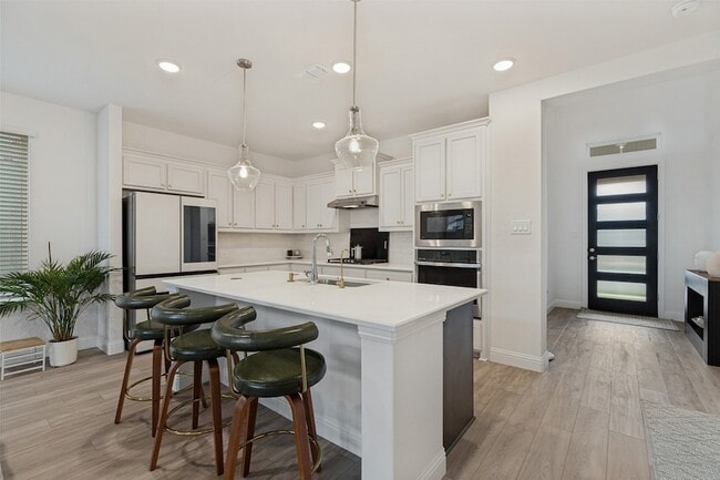 Building Photo - 3508 Sunflower St