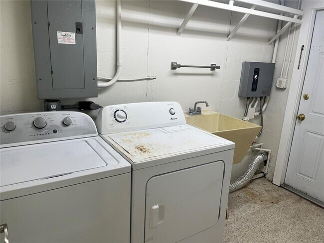 Building Photo - 142 Sandhurst Dr