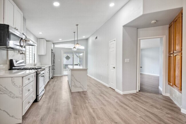 Building Photo - 3750 Via Del Rancho