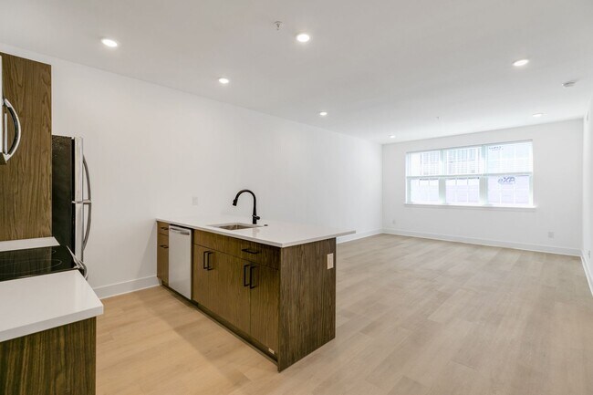 Interior Photo - 3045-3051 Richmond St