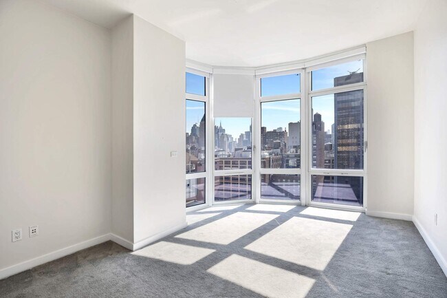 Building Photo - 555 W 59th St