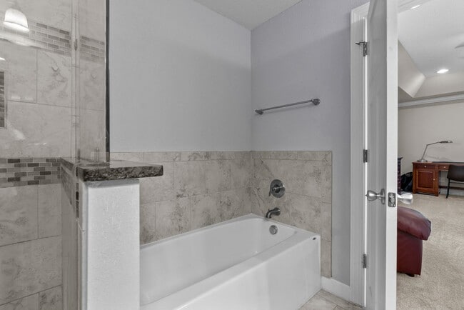 Building Photo - Modern comfort Beach living