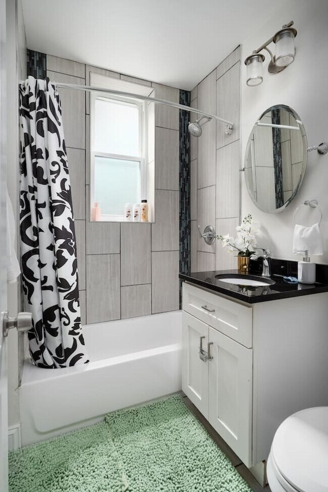 Building Photo - 2724 W Division St