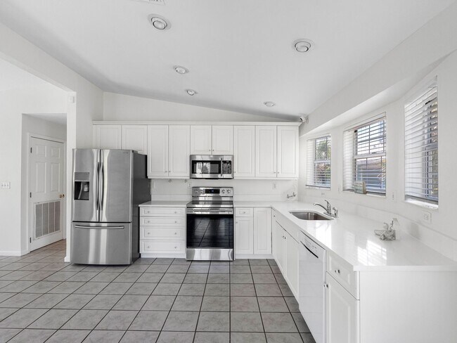 Building Photo - $500 OFF FIRST MONTHS RENT!