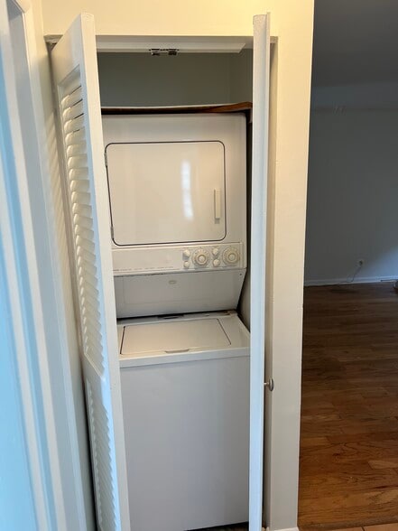 Full size washer and dryer - 2507 S Walter Reed Dr
