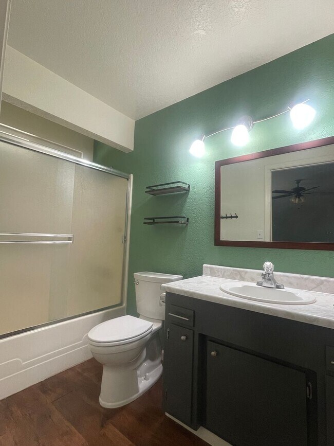 Building Photo - LARGE 4 BEDROOM 2 BATHROOM HOME IN THE PEPPERTREE SUBDIVISION