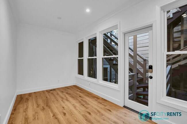 Building Photo - Russian Hill: Recently Remodeled Flat with In-Unit Washer & Dryer & A/C