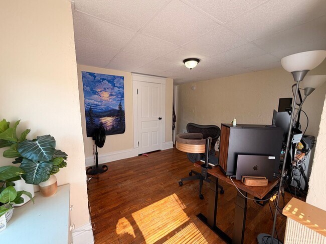 Building Photo - Charming Four Bedroom Home on SE Side!