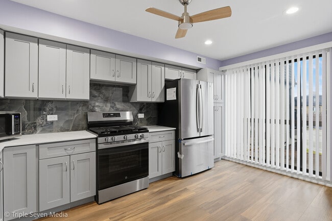 Building Photo - 777 E Golfview Dr