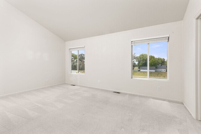 Building Photo - 2021 Falcon Ridge Dr