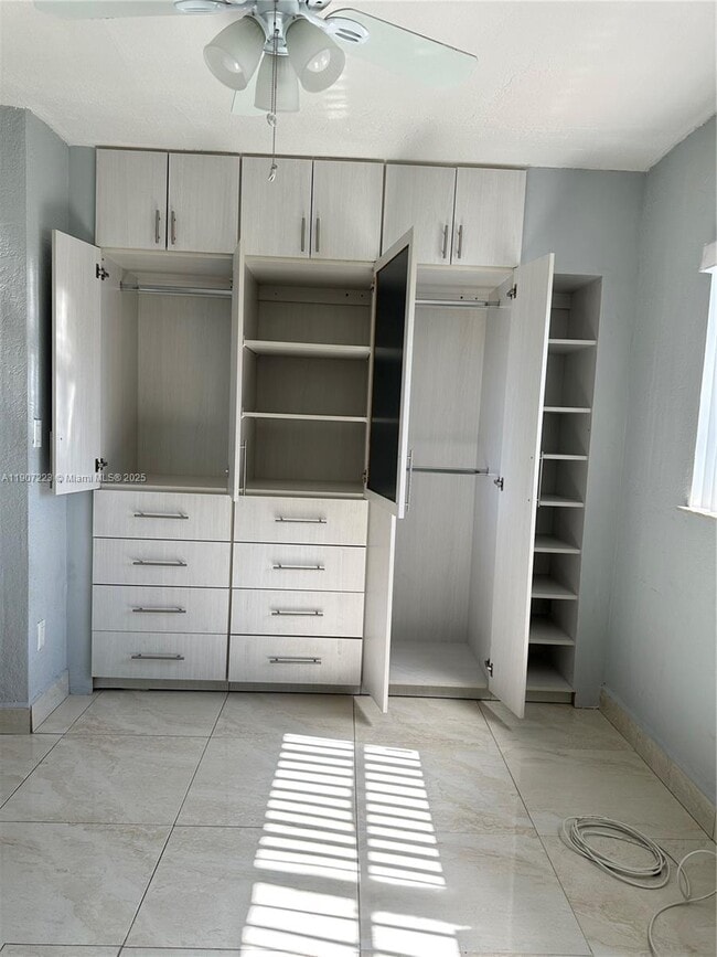 Building Photo - 1300 W 53rd St