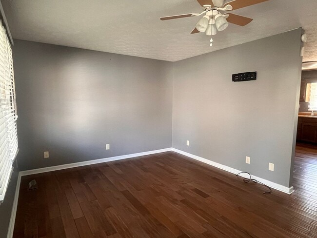 Building Photo - Three Bedroom Home in London, KY