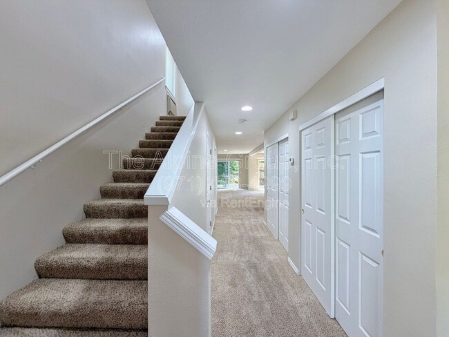 Building Photo - 3986 SW Pinewood Way
