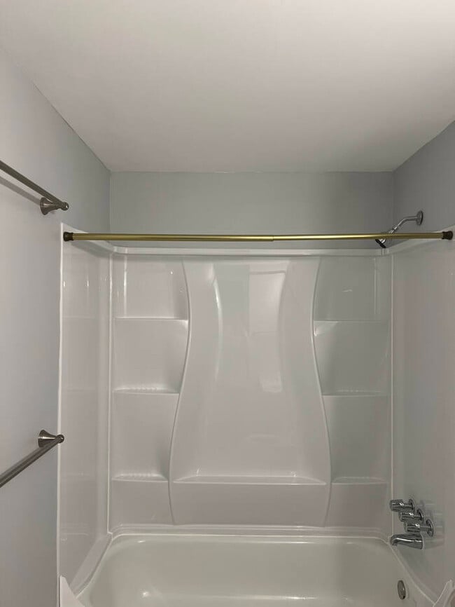 Building Photo - Updated bi-level!