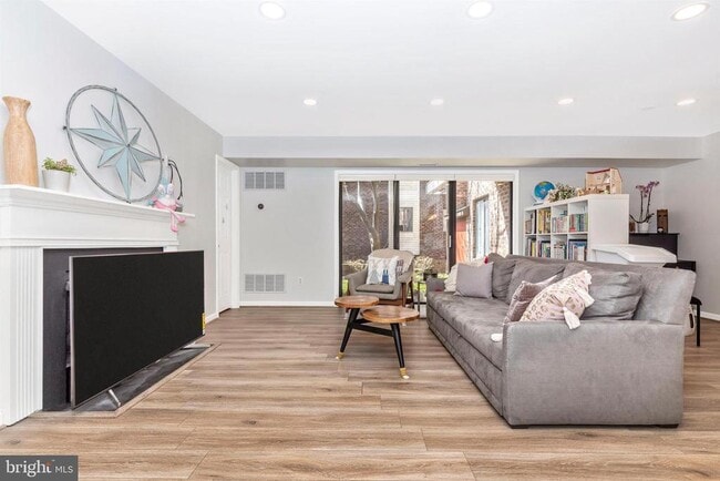 Building Photo - 703 Mountainview Dr