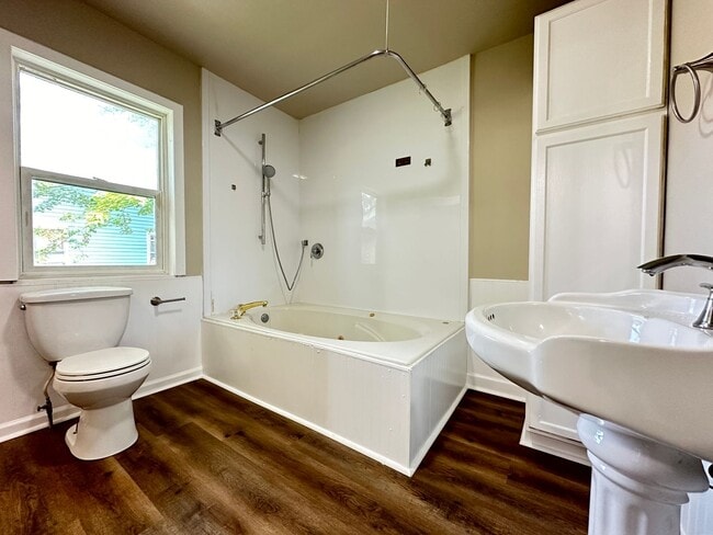 Building Photo - Beautiful 3 Bedroom Home Available!