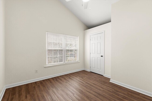 Building Photo - 735 Putnam Dr