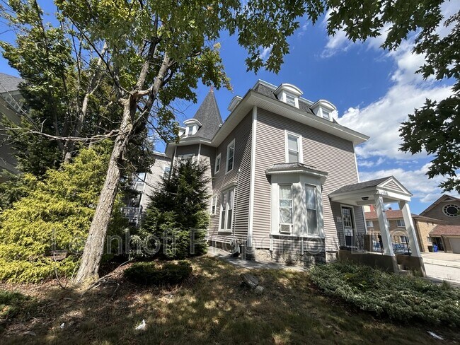 Building Photo - 146 Walnut St