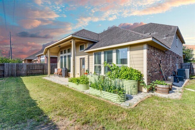 Building Photo - 1610 Golden Taylor Dr