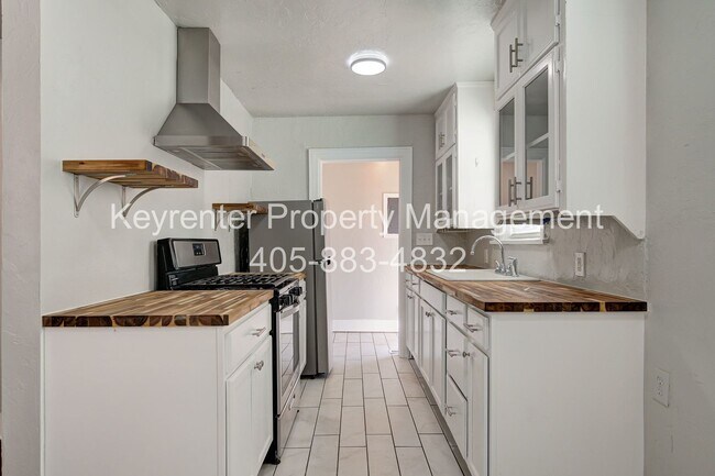 Building Photo - N Gatewood Ave Duplex
