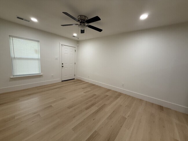 Building Photo - 940 N Hollywood St